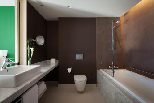 Koupelna v ubytování Crowne Plaza Geneva by IHG