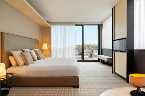 Postel nebo postele na pokoji v ubytování Crowne Plaza Geneva by IHG