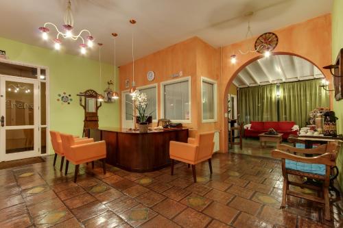 sala de estar con mesa y sillas en Hotel Via Serena, en Gramado