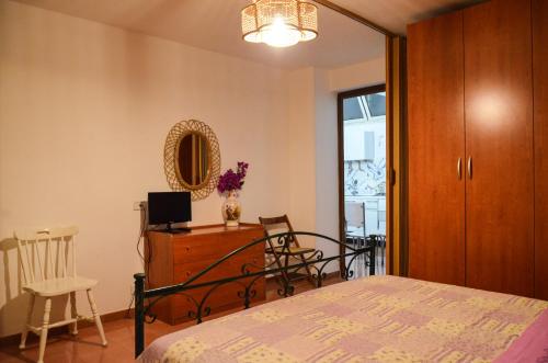 - une chambre avec un lit, un bureau et un miroir dans l'établissement Leuca Residence, à Leuca