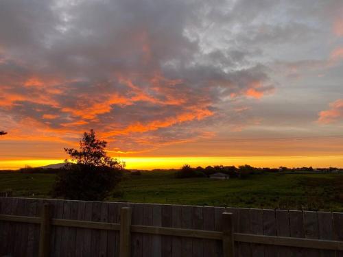 Η ανατολή ή δύση του ηλίου όπως φαίνεται από αυτή η βίλα ή από εκεί κοντά