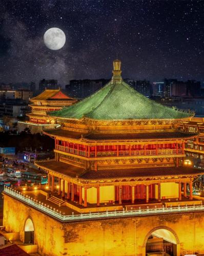 Gambar di galeri bagi Campanile Xi'an Bell Tower Huimin Street di Xi'an