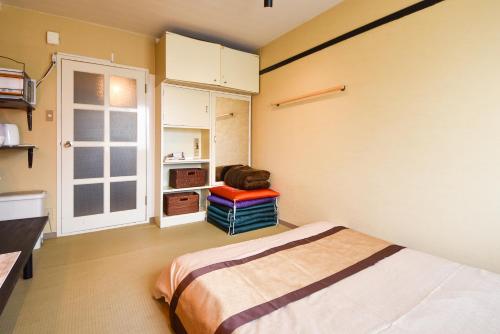 a small room with a bed and a window at Comfy Stay Sakuramachi in Nara