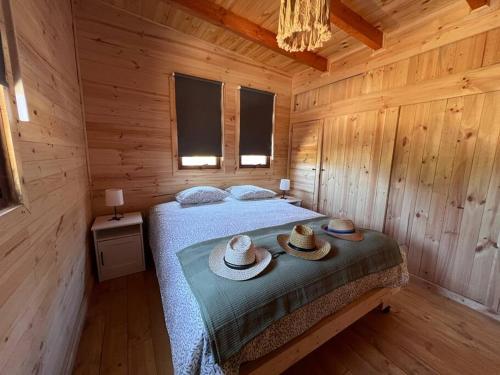 Una cama o camas en una habitación de Casa R, Cabaña Pichilemu