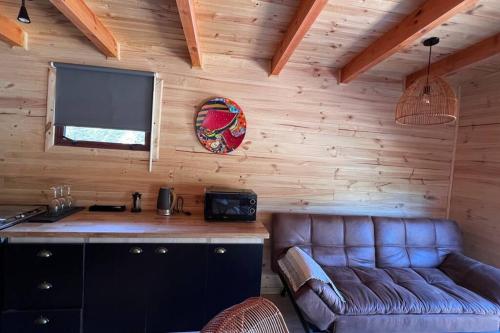 Un lugar para sentarse en Casa R, Cabaña Pichilemu