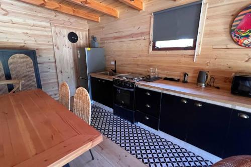 Una cocina o cocineta en Casa R, Cabaña Pichilemu