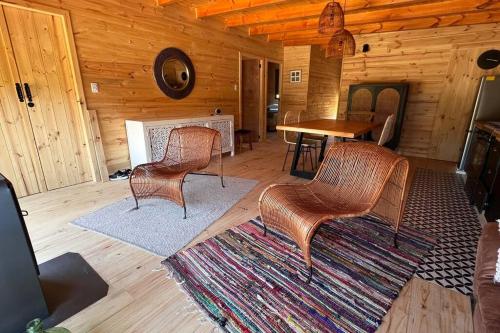 Un lugar para sentarse en Casa R, Cabaña Pichilemu