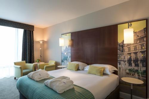 um quarto de hotel com duas camas com toalhas em Mercure Sheffield St Paul's Hotel & Spa em Sheffield