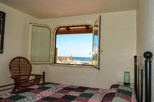 - une chambre avec un lit et une vue sur l'océan dans l'établissement Leuca Residence, à Leuca