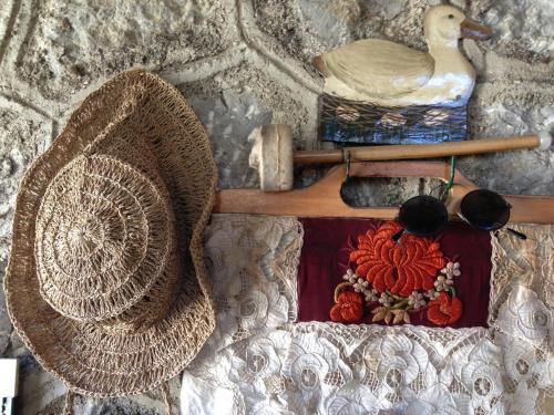 a wall with a crochethat and a bird on it at Azienda Agricola Il Querceto in Marsico Vetere