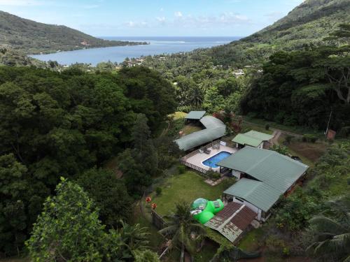 モーレア島にあるALAROOTS Maison Piscine MOOREAの森の中の家の空中写真