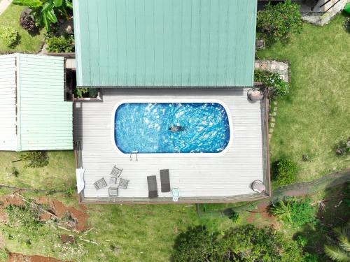 モーレア島にあるALAROOTS Maison Piscine MOOREAの家のプールを上から見た写真