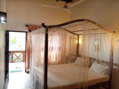 Una cama o camas en una habitación de Hotel Seethani