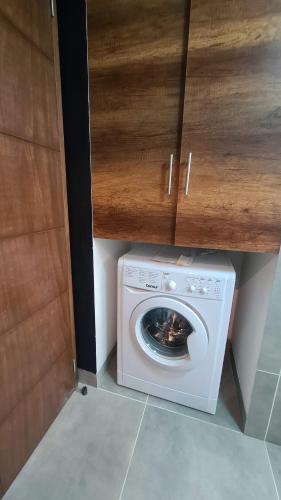 eine Waschmaschine und ein Trockner in einer Küche mit einem Schrank in der Unterkunft Nuevo Estudio de Lujo en el corazón de San Miguel in La Paz