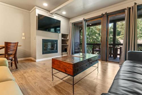 Et tv og/eller underholdning på Palisades Tahoe Condo Retreat