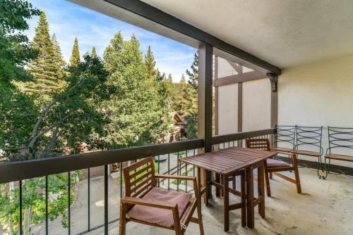 En balkon eller terrasse på Palisades Tahoe Condo Retreat