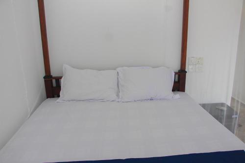 Una cama o camas en una habitación de Shehara Sun Surf Lodge