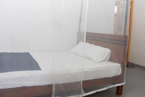 Una cama o camas en una habitación de Shehara Sun Surf Lodge