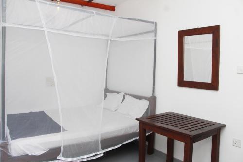Una cama o camas en una habitación de Shehara Sun Surf Lodge