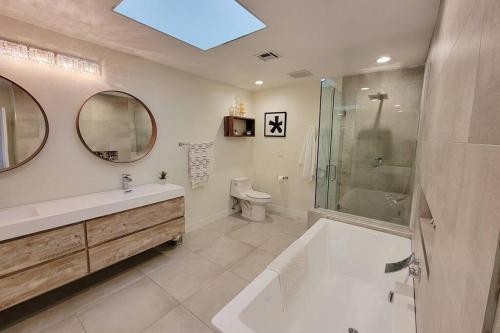 un bagno con vasca, WC e doccia di High-End Mid-Century Condo on the golf course a Palm Desert