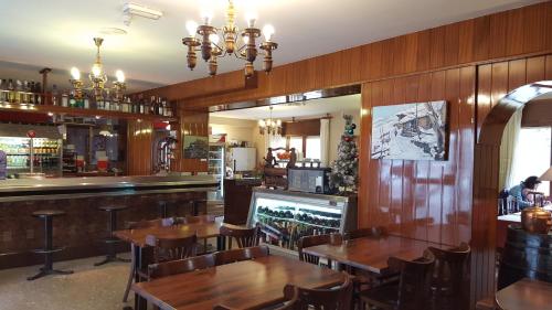 un bar con mesas de madera y sillas en un restaurante en Gaspà, en Ordino