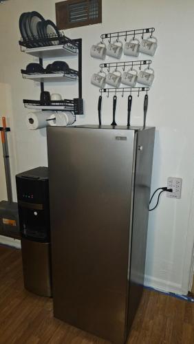 una nevera en una habitación con zapatos en la pared en COMFY PRIVATE ROoM #1, en Dallas