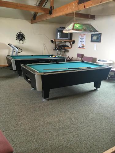 two pool tables in a billiard room at Buffalo Lodge in Chugwater