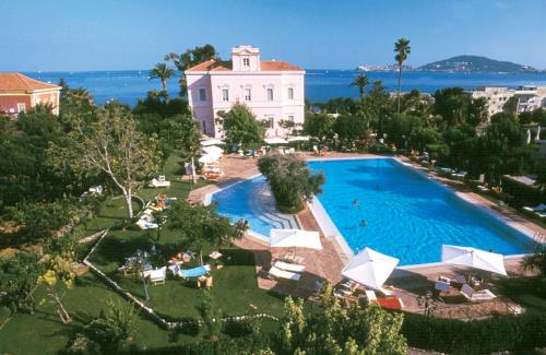 een luchtzicht op een resort met een zwembad bij Villa Irlanda Grand Hotel in Gaeta
