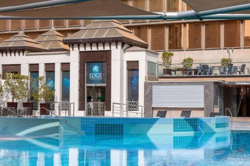 クウェートにあるCrowne Plaza Kuwait Al Thuraya City by IHGの建物前のスイミングプール