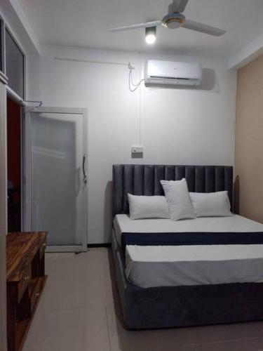 a bedroom with a bed and a ceiling fan at Dil Apartments - Mount Lavinia in Mount Lavinia