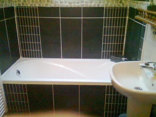 Lebrognois في Maison: حمام مع حوض استحمام أبيض بجوار حوض