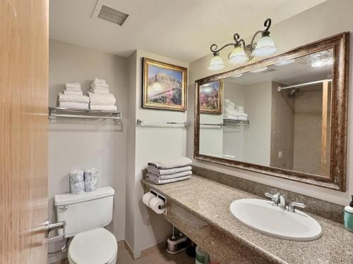 Ένα μπάνιο στο Studio 211 - Perfect Location with Pool and Hot Tub