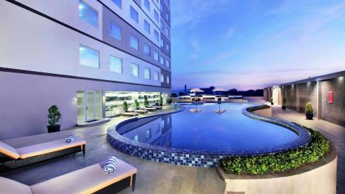 Πισίνα στο ή κοντά στο Aston Kupang Hotel & Convention Center