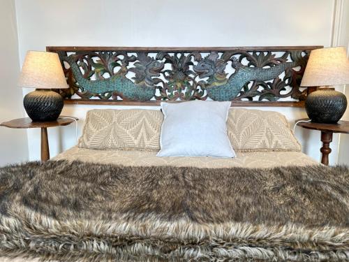 Una cama o camas en una habitación de The Whitfield