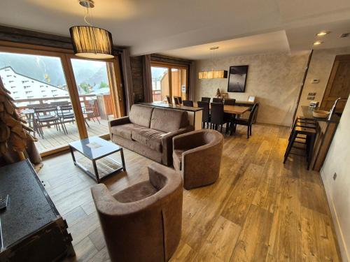 un salon avec un canapé et une table dans l'établissement Bel appartement moderne 8 pers, 250m des pistes - FR-1-811-24, à Les Deux Alpes