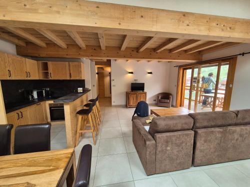 une cuisine et un salon avec un canapé et une table dans l'établissement Duplex lumineux 8 pers, proche pistes, animaux ok - FR-1-811-29, à Les Deux Alpes