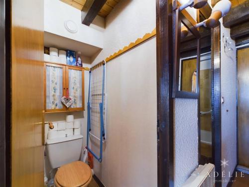 une salle de bain avec toilettes et fenêtre dans l'établissement Studio avec mezzanine pour 4 pers, proche commerces et remontées - FR-1-398-677, à Montvalezan