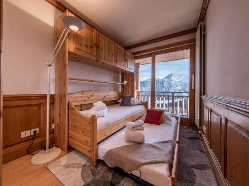 - une chambre avec des lits superposés et un balcon dans l'établissement Courchevel 1850 - Appartement 4 pers, skis aux pieds, wifi, parking - FR-1-631-220, à Courchevel