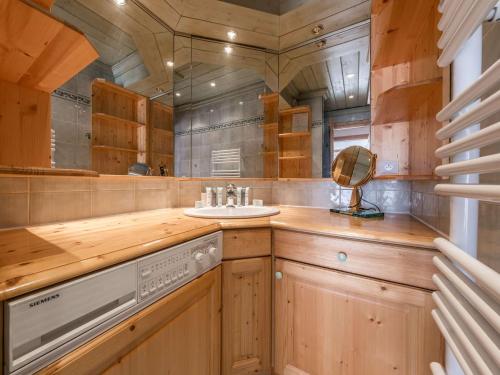 une salle de bain avec un lavabo et une machine à laver dans l'établissement Courchevel 1850 - Appartement 4 pers, skis aux pieds, wifi, parking - FR-1-631-220, à Courchevel