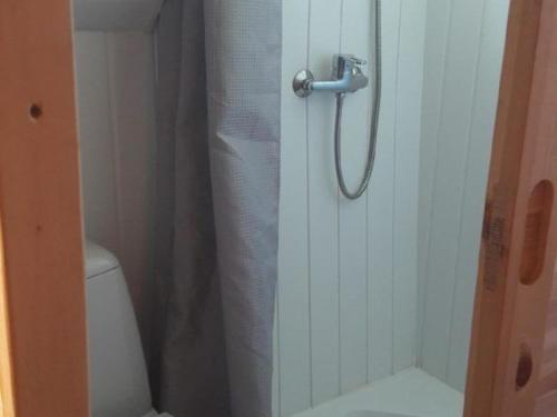 Koupelna v ubytování Cabane avec jacuzzi privatif et accès à ferme pédagogique - FR-1-410-459