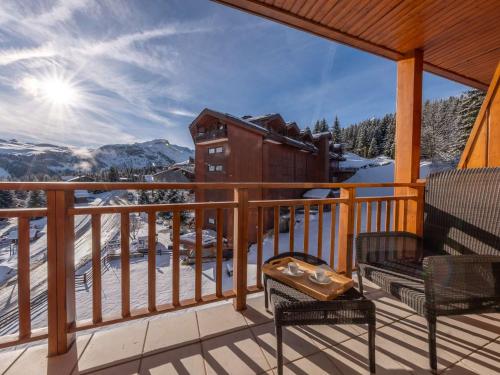 un balcon avec vue sur les montagnes dans l'établissement Courchevel 1850 - Appartement 4 pers, skis aux pieds, wifi, parking - FR-1-631-220, à Courchevel