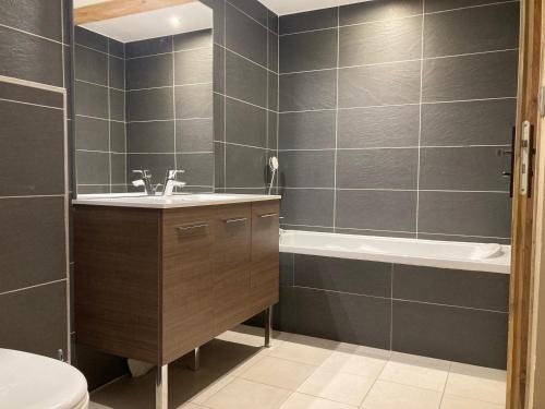 une salle de bain avec un lavabo, une baignoire et des toilettes dans l'établissement Grand appart lumineux 7 pièces, 250m pistes, 10 pers, animaux admis - FR-1-811-13, à Les Deux Alpes