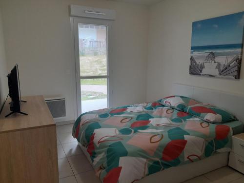 une chambre avec un lit et une fenêtre dans l'établissement Appartement 4 pers à Mimizan Plage, tout confort entre océan et forêt, terrasse ensoleillée - FR-1-50-148, à Mimizan