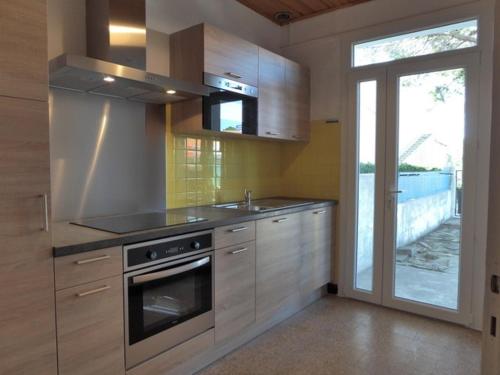 une cuisine avec un évier et une cuisinière dans l'établissement Appartement 2 pièces près de la plage, jardin privé, animaux admis - FR-1-776-110, à Argelès-sur-Mer