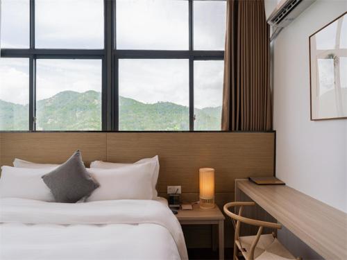 Katil atau katil-katil dalam bilik di Xiamen Wujing Mountain and Sea View Hotel