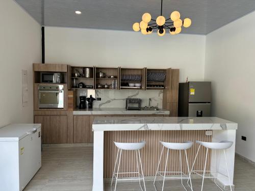 Η κουζίνα ή μικρή κουζίνα στο Entrebosques Luxury Casa Quinta
