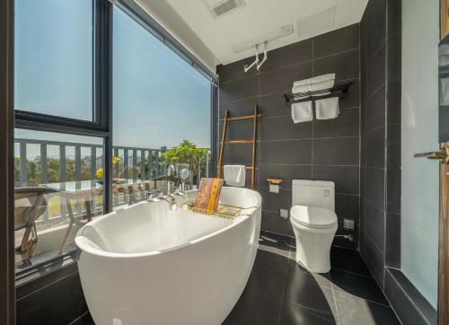 Bilik mandi di Xiamen Wujing Mountain and Sea View Hotel
