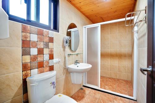 a bathroom with a toilet and a sink at Green Castle in Ch'ieh-tung-chiao