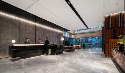 Vstupní hala nebo recepce v ubytování Intercity Shanghai Lujiazui Center near Pudong South Road Subway Station- Free Minibar for First Night