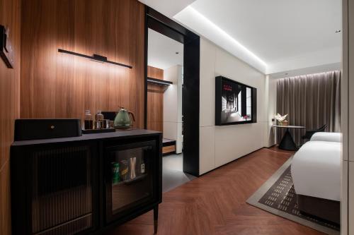 Postel nebo postele na pokoji v ubytování Intercity Shanghai Lujiazui Center near Pudong South Road Subway Station- Free Minibar for First Night
